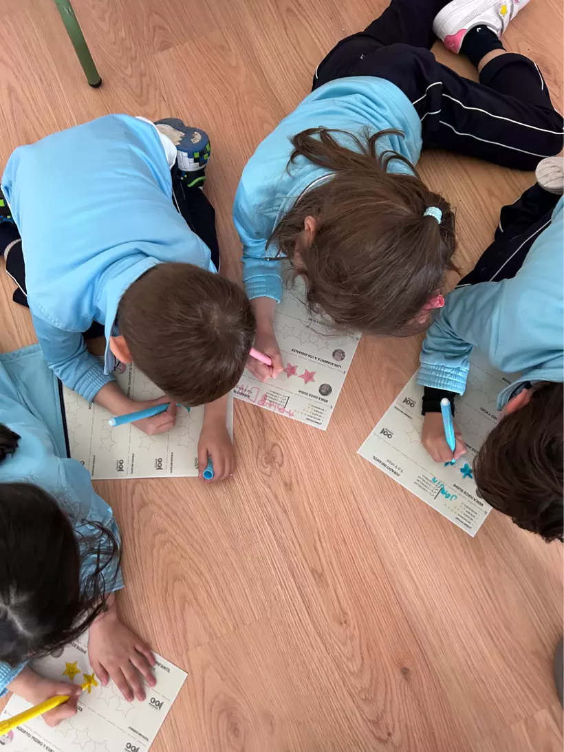 Alumnado del Colegio Zola votando
